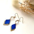 Boucles d'oreilles cuir bleu et or, boucles d'oreilles graphiques losanges bleu roi et doré - modèle LISÉA -cadeau noël pour elle pour femme