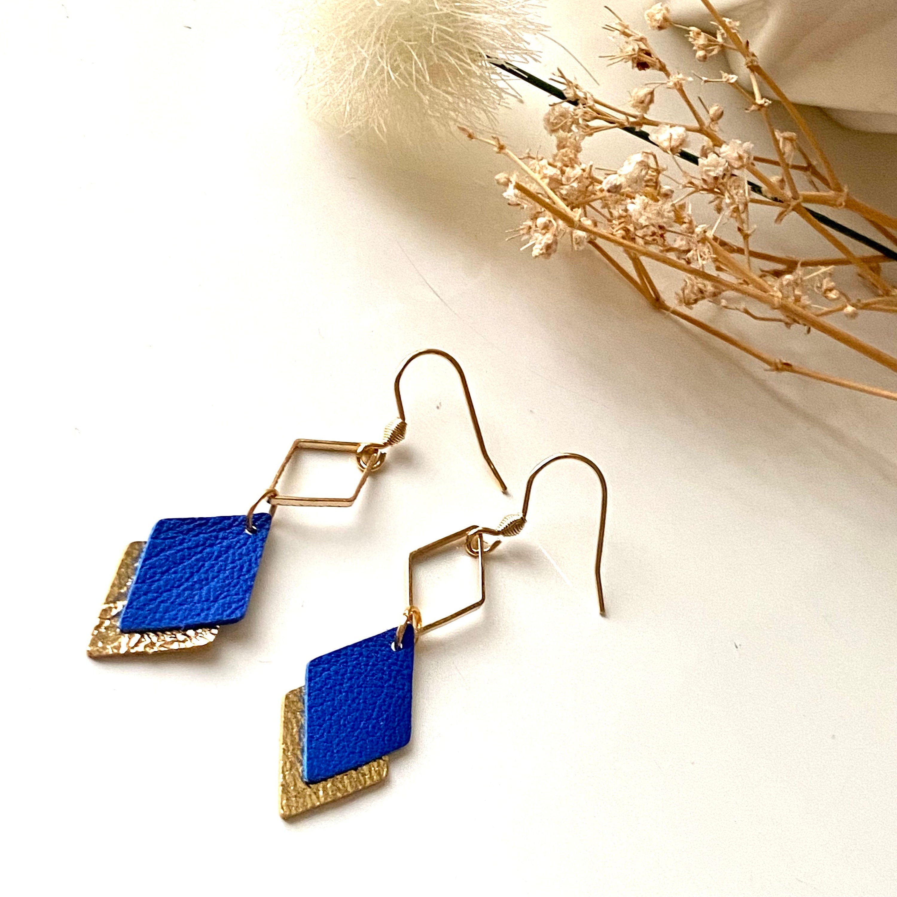 Boucles d'oreilles cuir bleu et or, boucles d'oreilles graphiques losanges bleu roi et doré - modèle LISÉA -cadeau noël pour elle pour femme