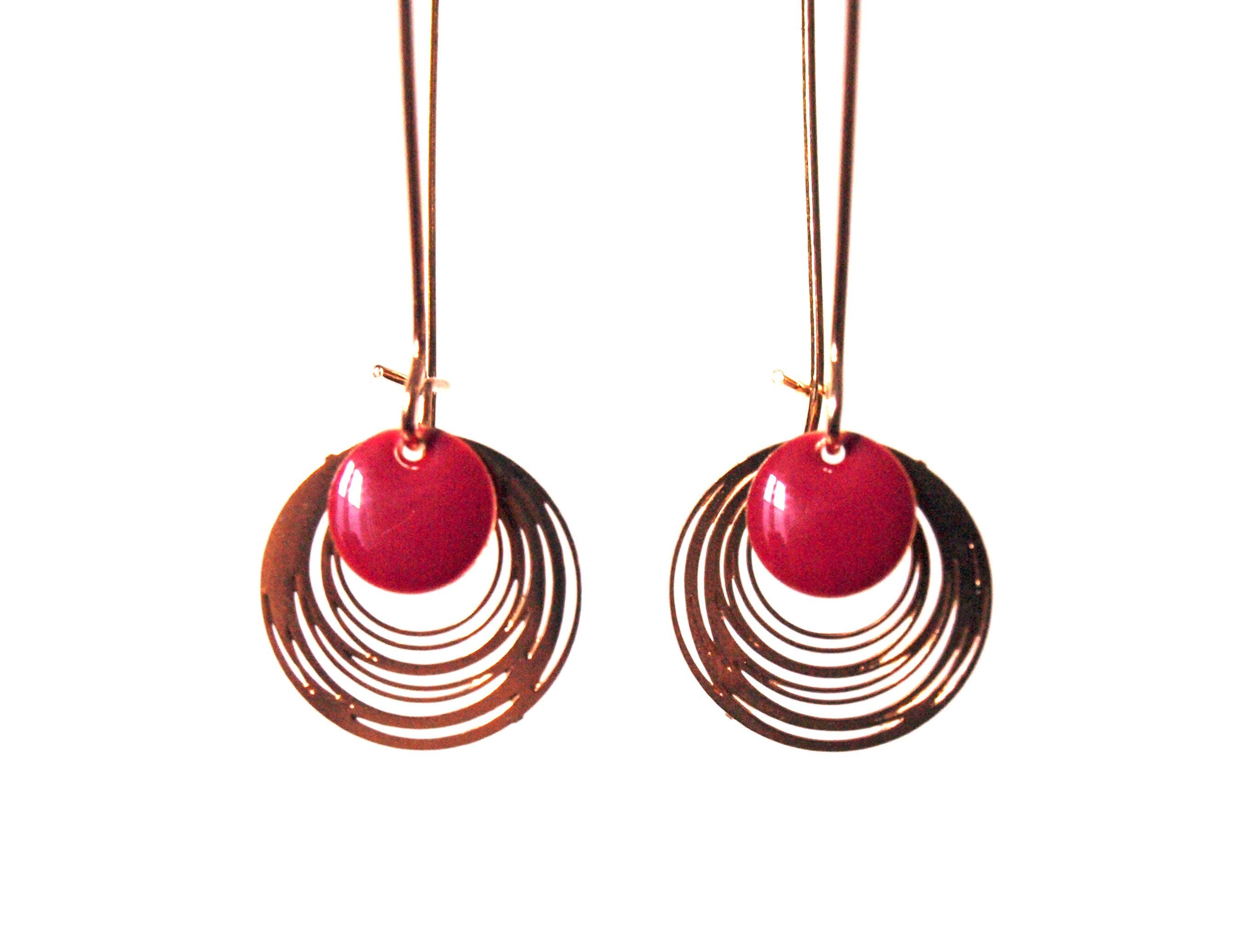 Boucles d'oreilles sequins émaillés rose foncé et doré - longues boucles d'oreilles design minimaliste et épuré - rond - by nat m