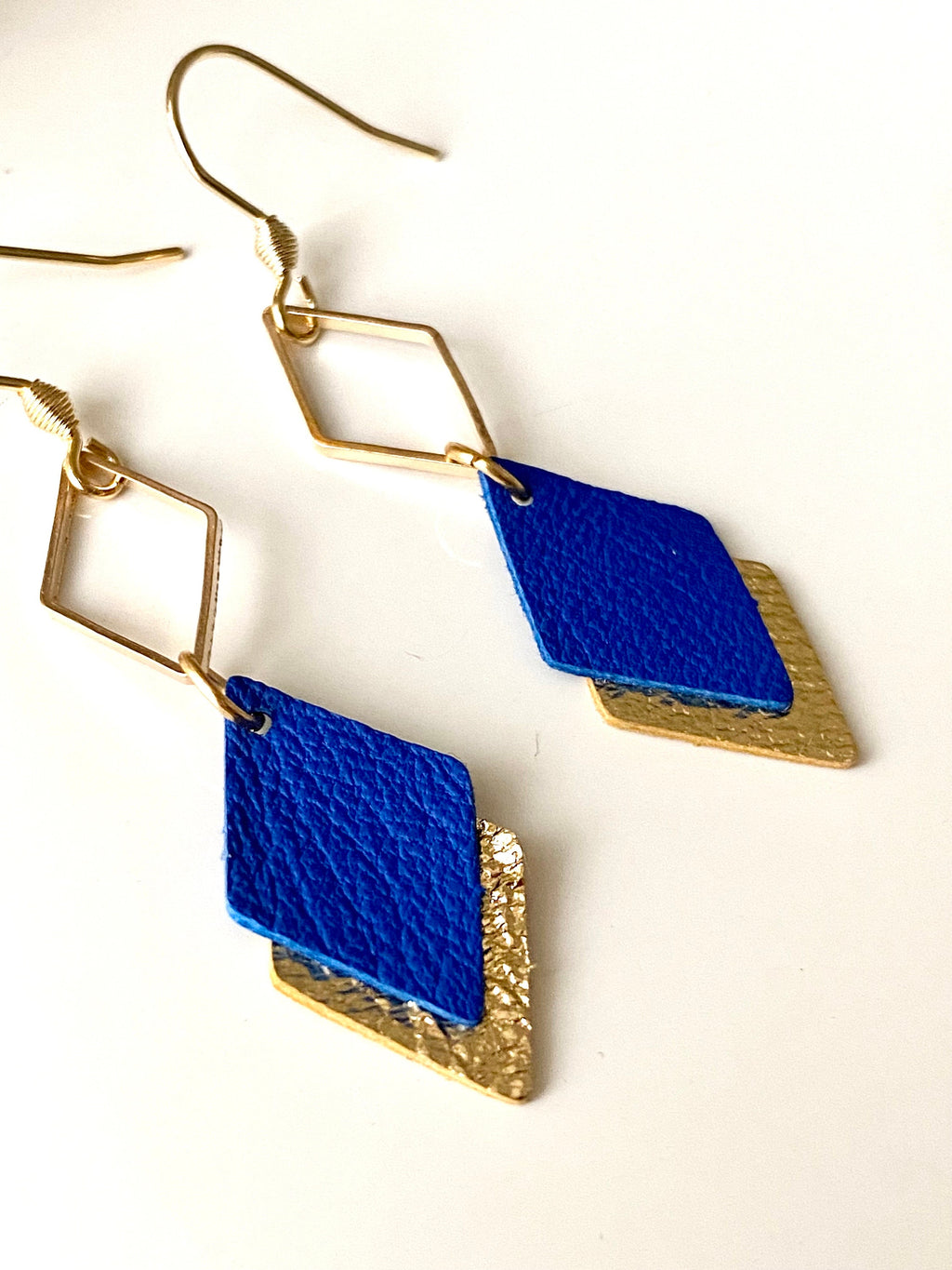Boucles d'oreilles cuir bleu et or, boucles d'oreilles graphiques losanges bleu roi et doré - modèle LISÉA -cadeau noël pour elle pour femme